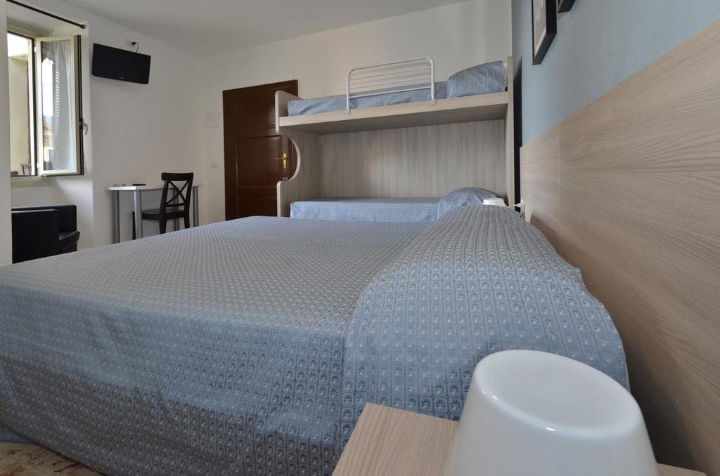 Albergo Della Torre เชอร์นอบบิโอ ภายนอก รูปภาพ