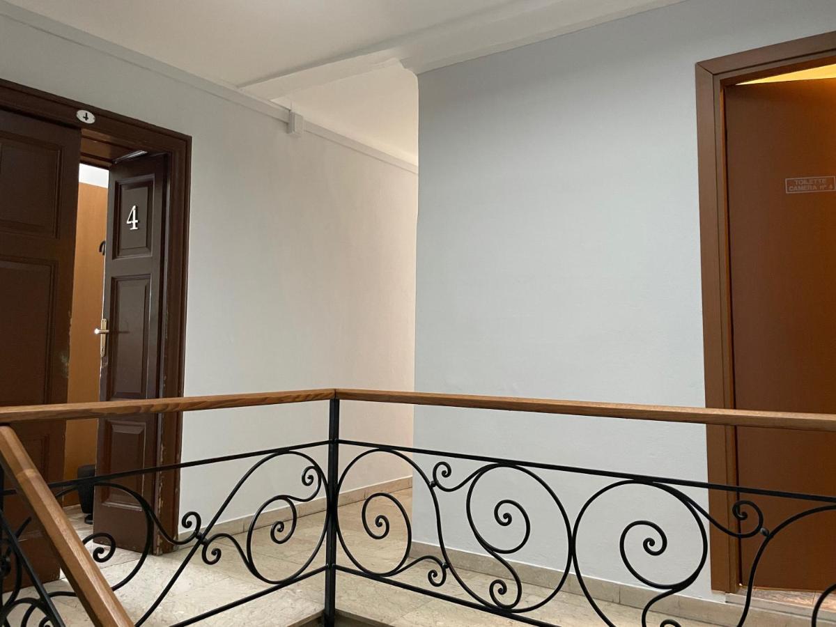 Albergo Della Torre เชอร์นอบบิโอ ภายนอก รูปภาพ