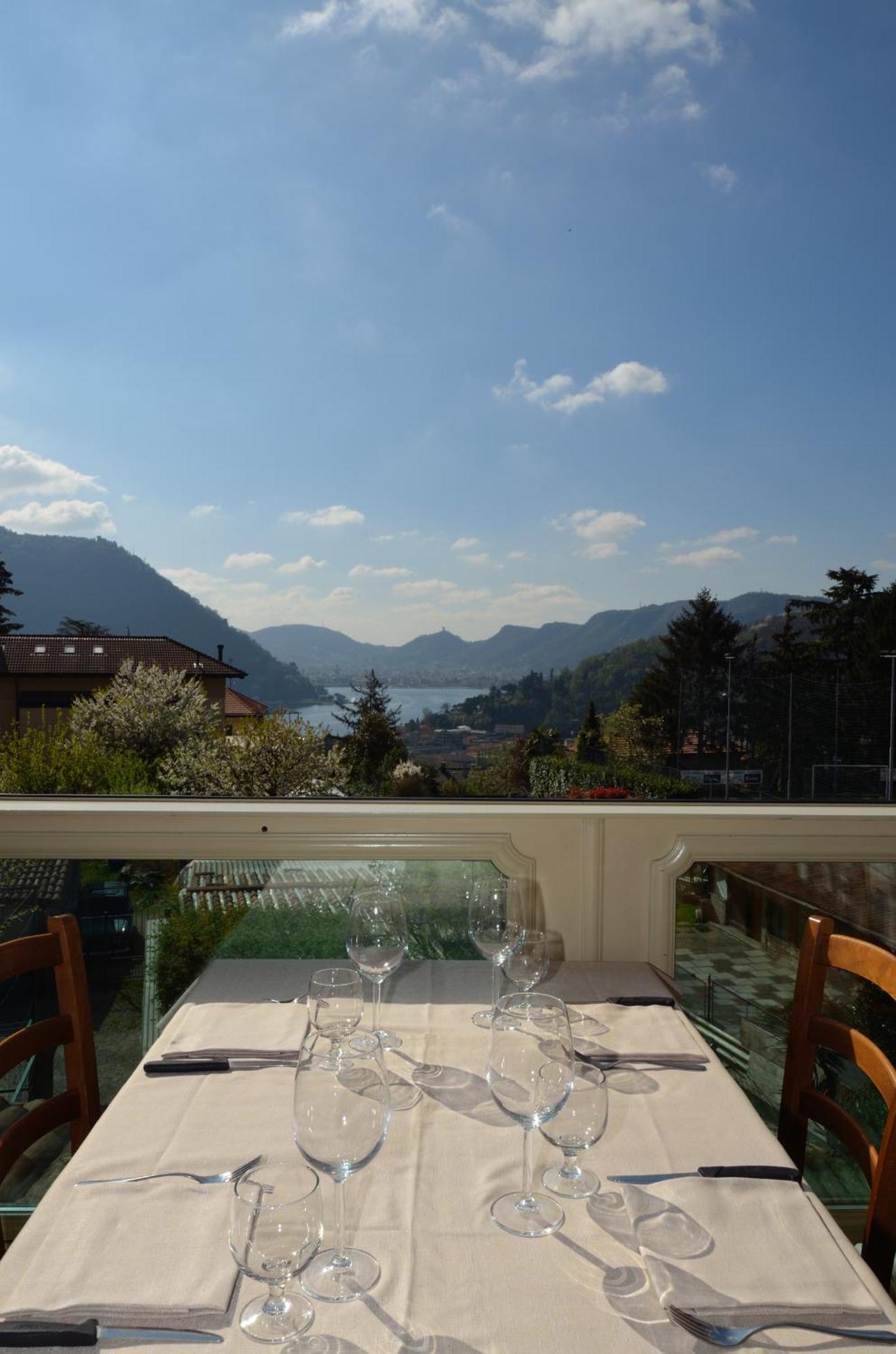 Albergo Della Torre เชอร์นอบบิโอ ภายนอก รูปภาพ