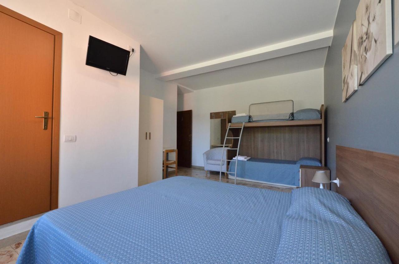 Albergo Della Torre เชอร์นอบบิโอ ภายนอก รูปภาพ