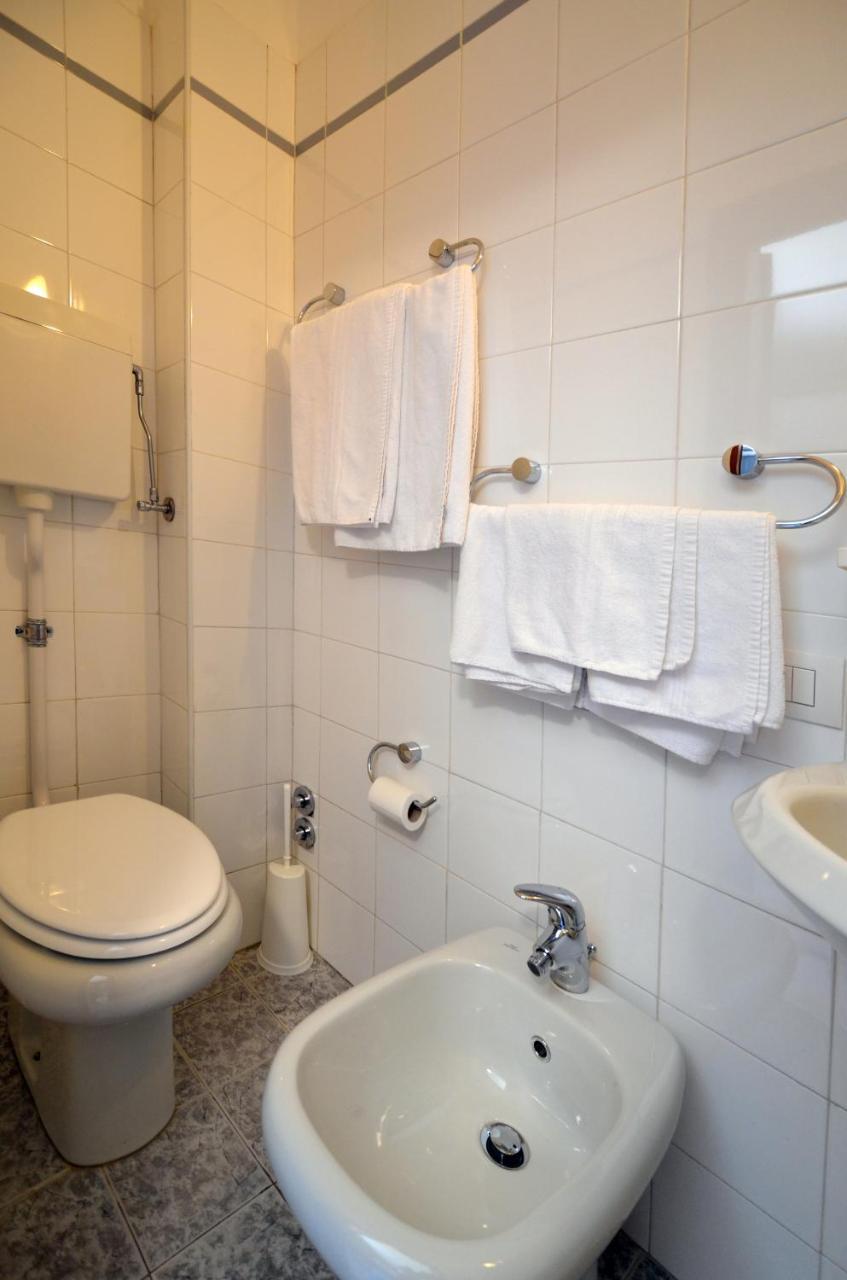 Albergo Della Torre เชอร์นอบบิโอ ภายนอก รูปภาพ