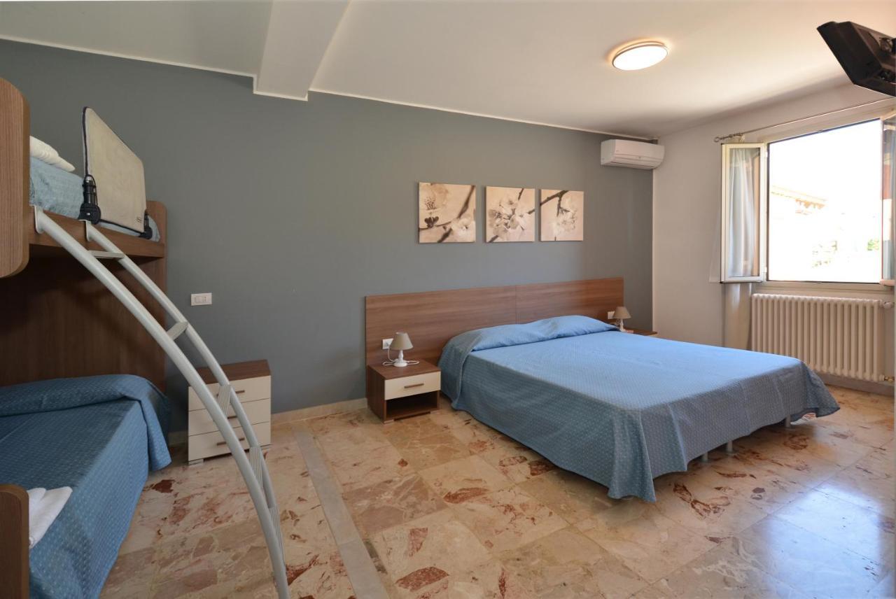 Albergo Della Torre เชอร์นอบบิโอ ภายนอก รูปภาพ