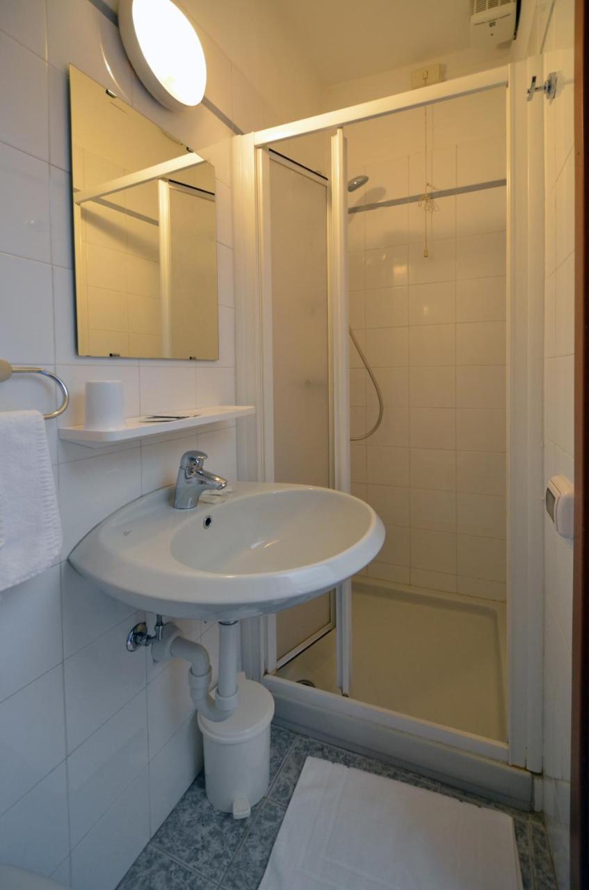 Albergo Della Torre เชอร์นอบบิโอ ภายนอก รูปภาพ