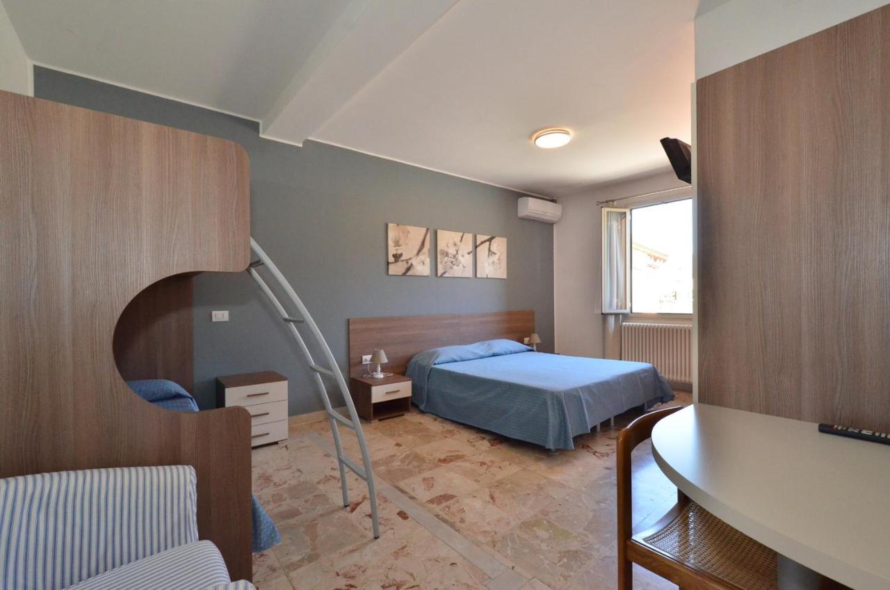 Albergo Della Torre เชอร์นอบบิโอ ภายนอก รูปภาพ