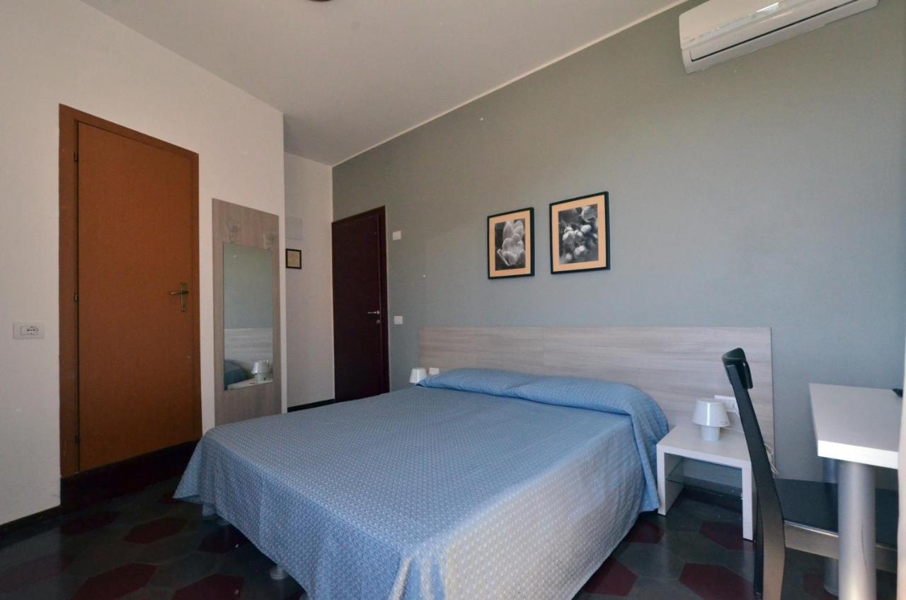 Albergo Della Torre เชอร์นอบบิโอ ภายนอก รูปภาพ